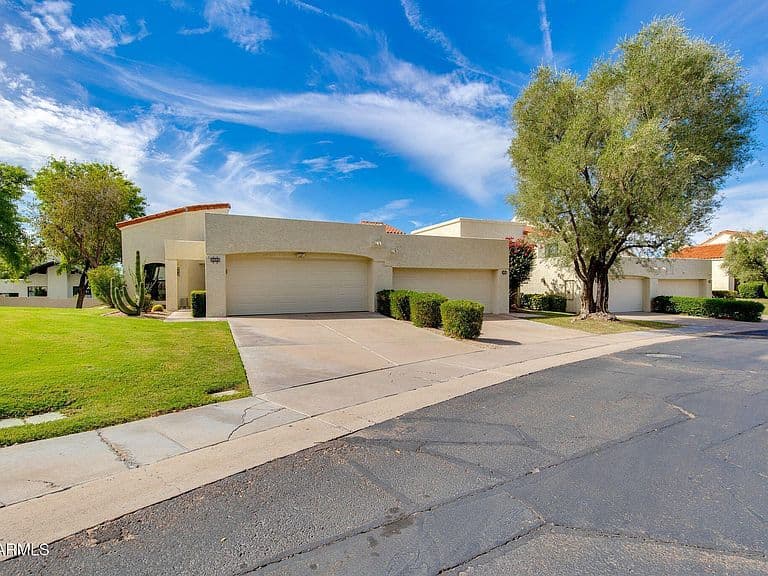 2437 E RANCHO Drive photo 3