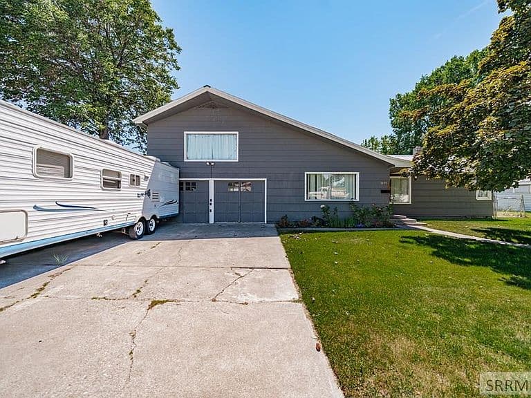 1054 Jefferson Ave photo 2