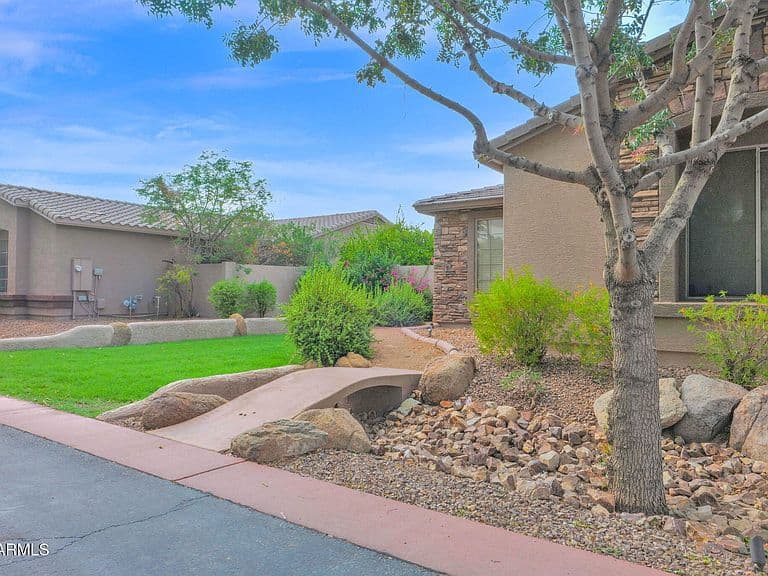 1122 E LONGHORN Place photo 3
