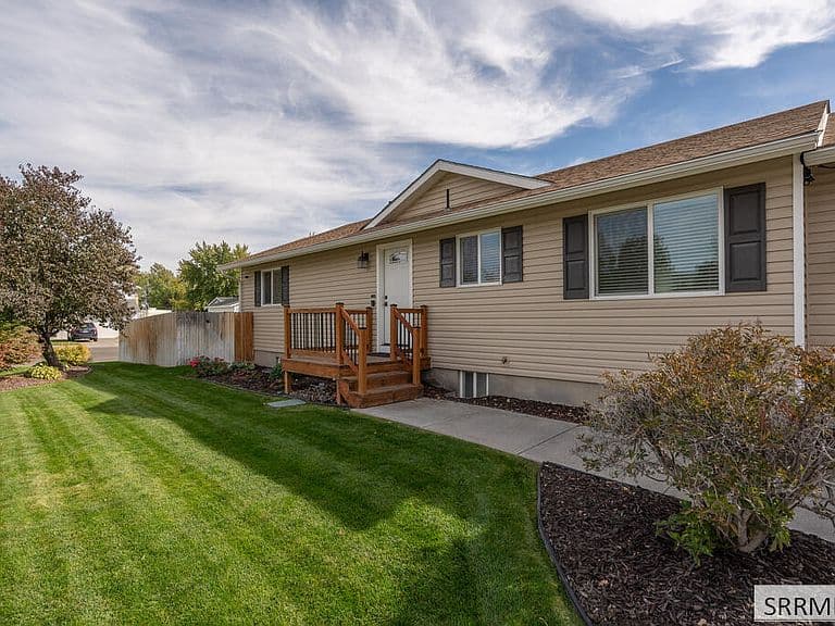 2305 Louise Ln photo 3