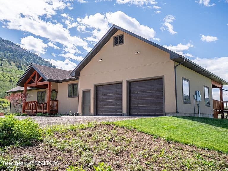 651 Indian Hollow Ln photo 2