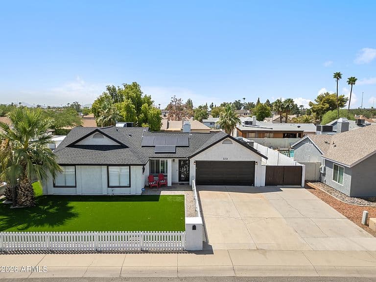 2213 W IRMA Lane photo 1