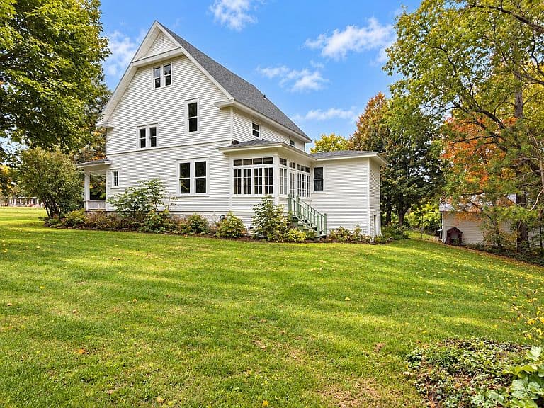 21 Oak St photo 3