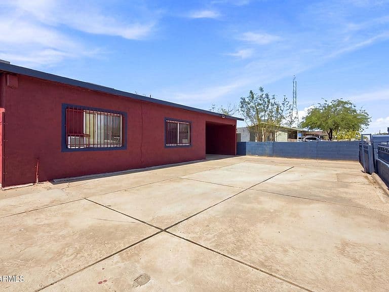 902 S 30TH Drive photo 4