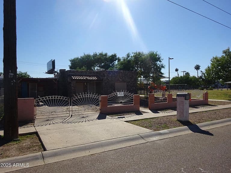 2821 E ADAMS Street photo 3