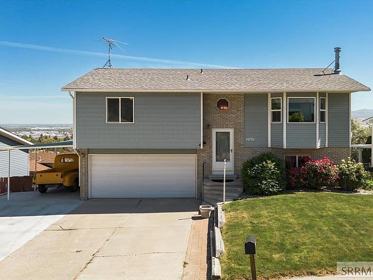 1036 Camas Ln photo 2