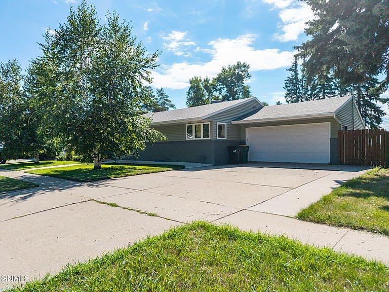 915 W Avenue C photo 2