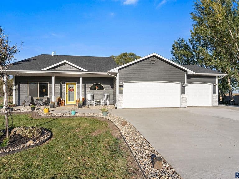 1104 Hemlock Cir photo 2