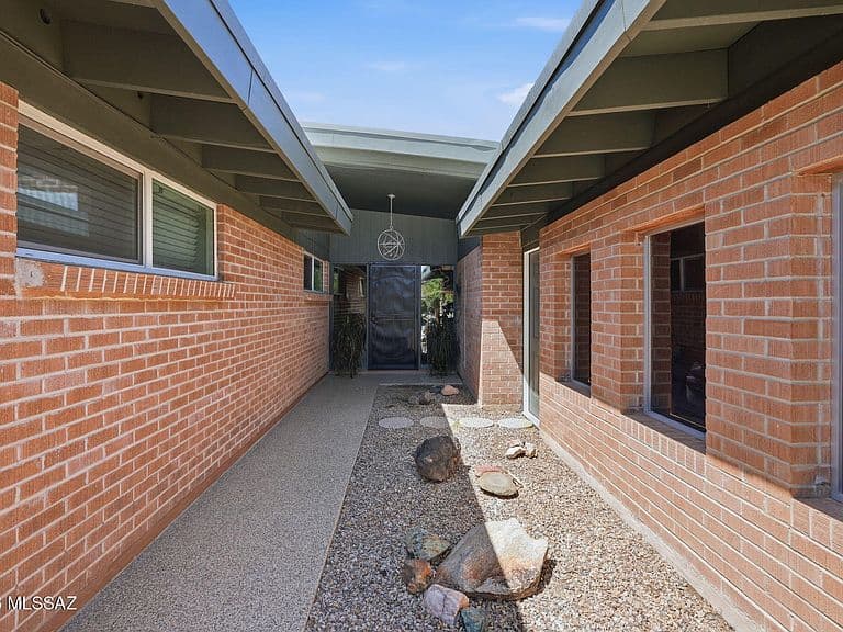 2420 S Camino Seco photo 2