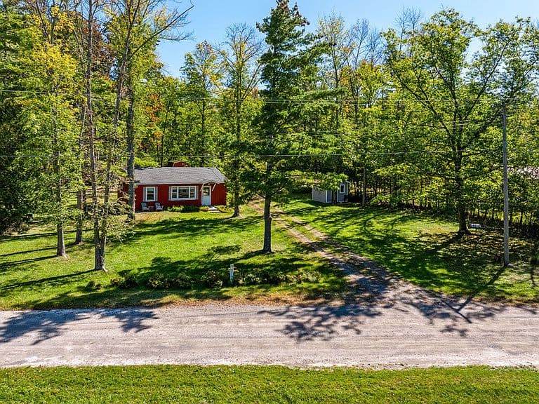576 Corlear Dr photo 2