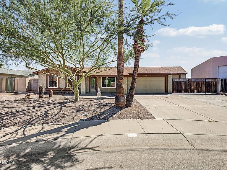 321 W MESQUITE Street photo 1