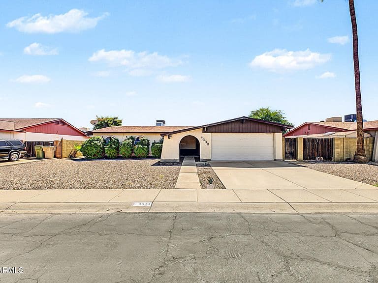 4633 W LAWRENCE Lane photo 2