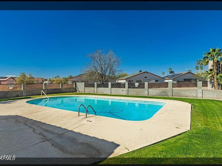 743 E PEPPER Drive photo 4