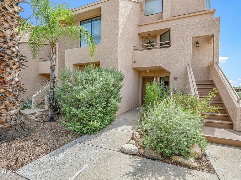 5675 N Camino Esplendora photo 1
