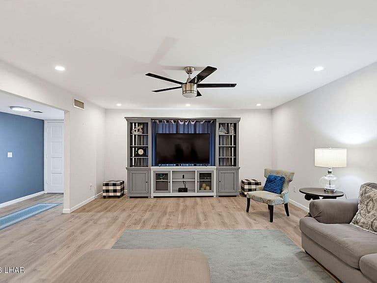 245 Jade Ln photo 2