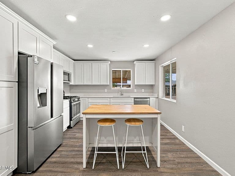 218 W BEAUTIFUL Lane photo 1