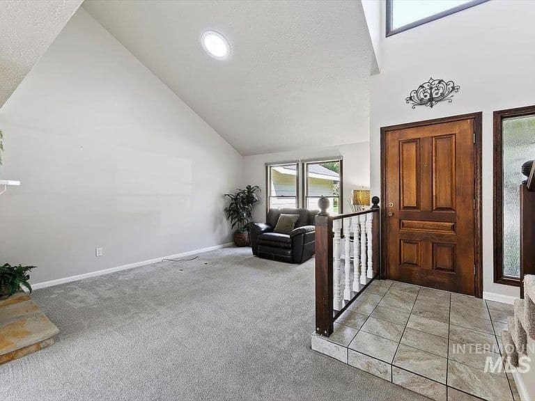 385 W Charlwood Ct photo 2