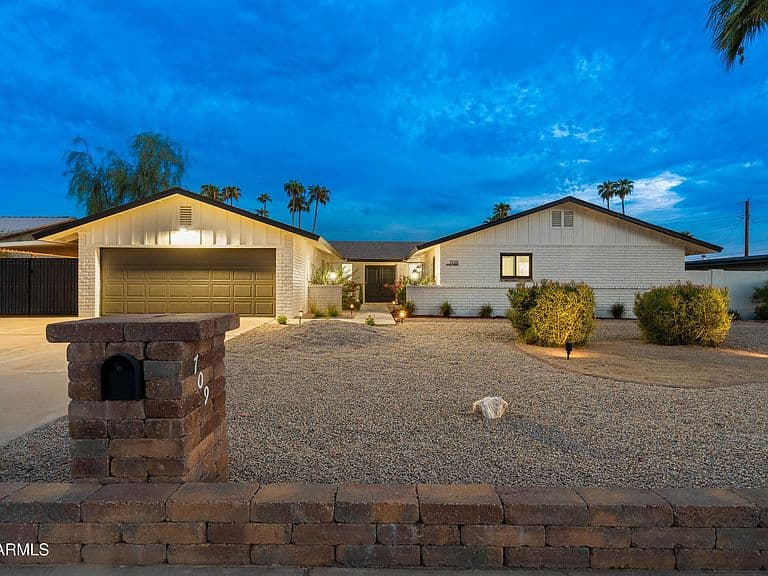 709 E ROYAL PALM Road photo 1