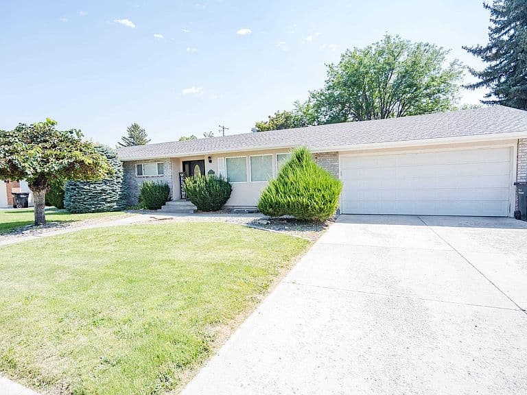 635 Birch Dr photo 2