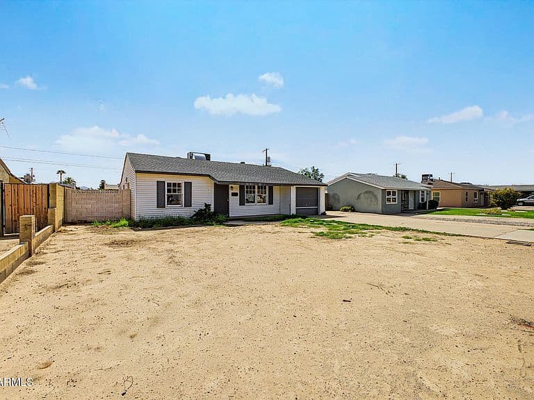 153 E LA CIENEGA Avenue photo 2