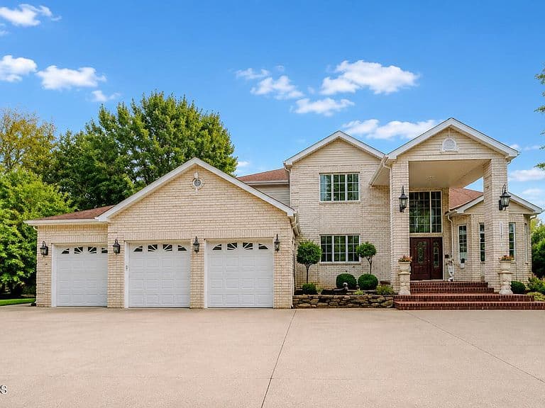 2023 Harbor Dr photo 3