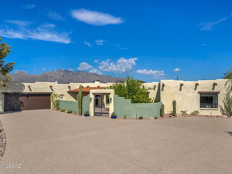 330 E Hillcrest Pl photo 2
