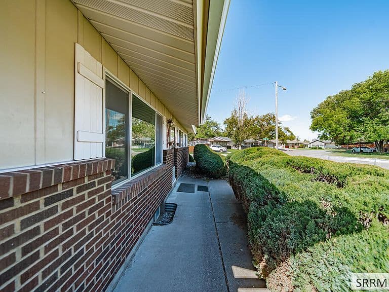 499 Valley Dr photo 4