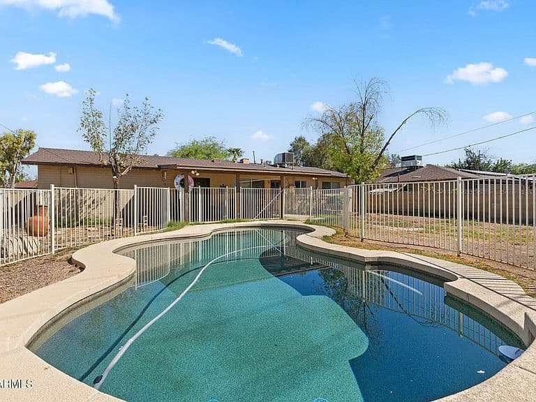 2321 W ROSE Lane photo 5