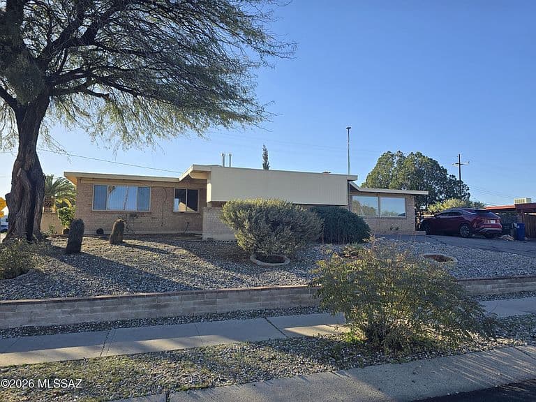 8556 E Kenyon Dr photo 2