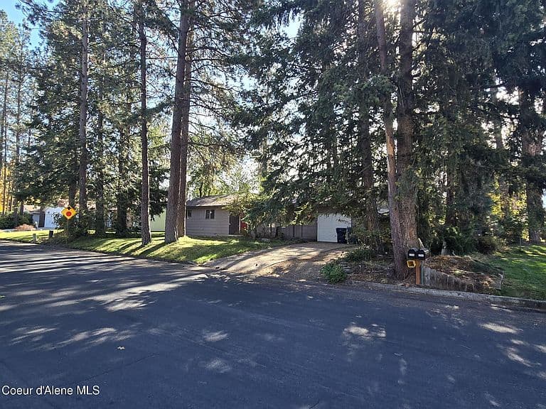 4758 E Woodland Dr photo 2