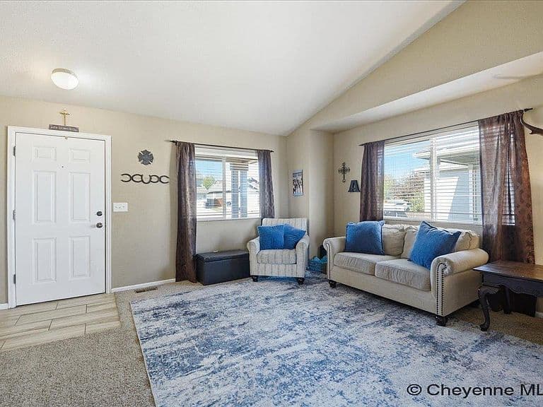1805 Meadow Dr photo 3