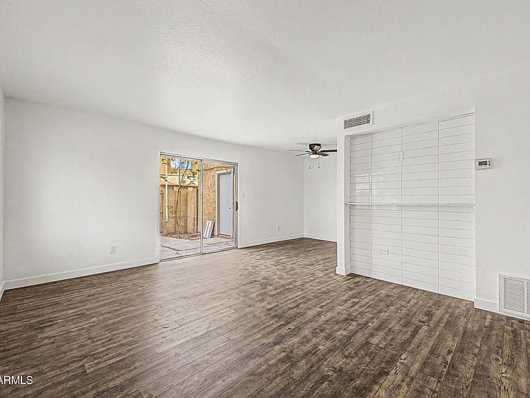 4634 E SOUTHGATE Avenue photo 2