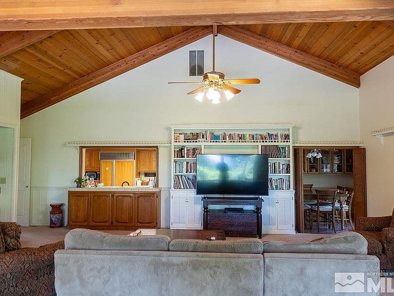 2285 Hedgewood Dr photo 3