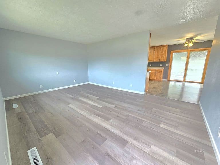114 Juniper Ave photo 3