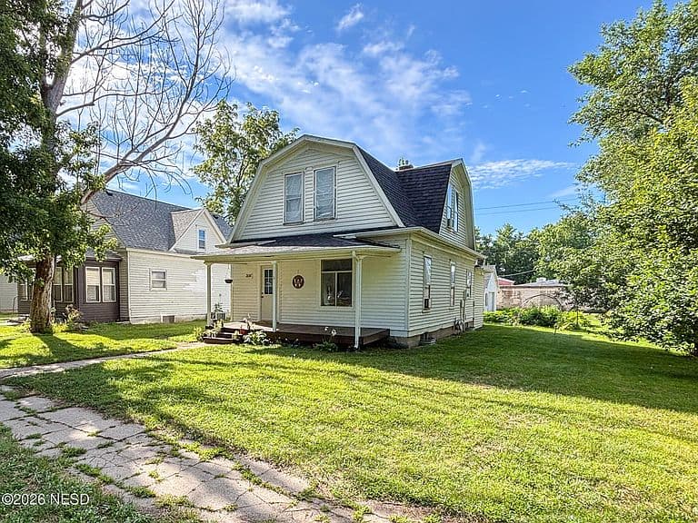 206 Pioneer Ave photo 1