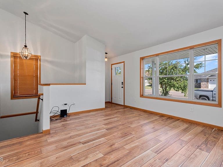 1021 E Lasalle Dr photo 2