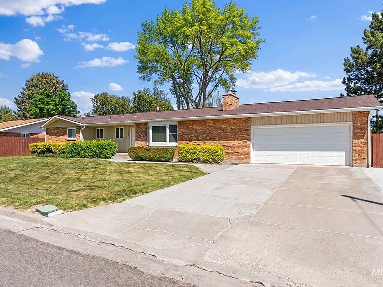 1337 Holly Dr photo 3