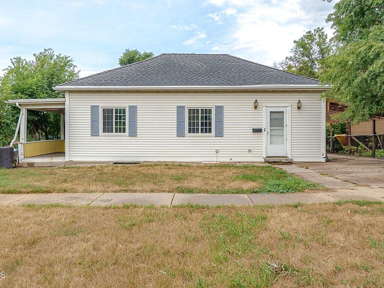 702 W Avenue A photo 1