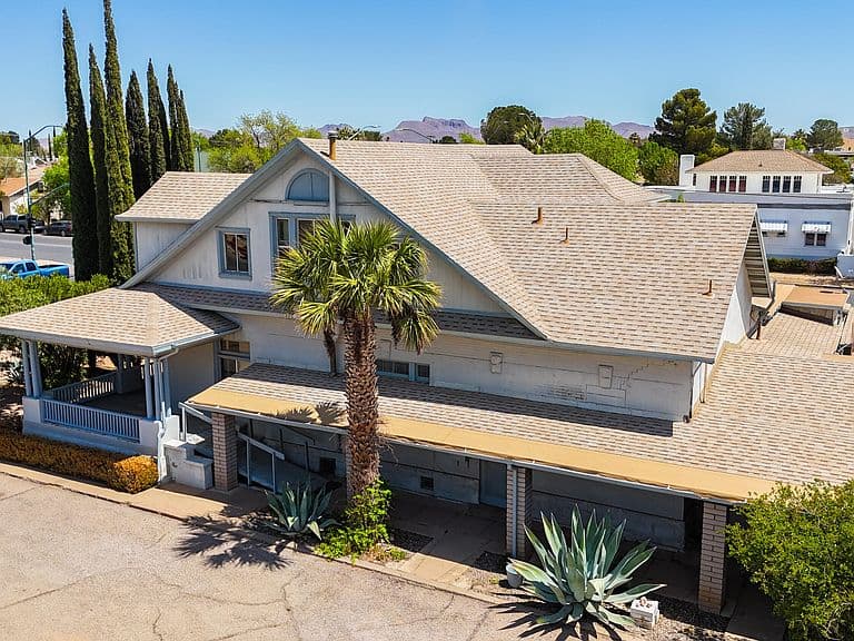 1047 E 10th St photo 4