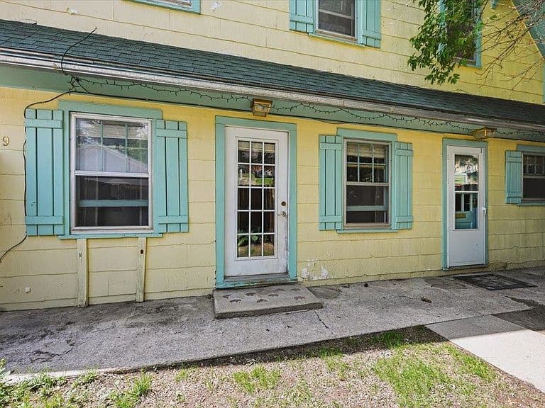 209 Terraville Ave photo 3