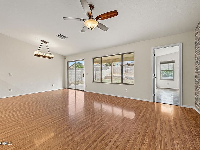 1713 E DESERT Lane photo 4