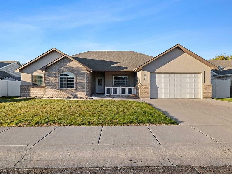 2749 Longbow Dr photo 1