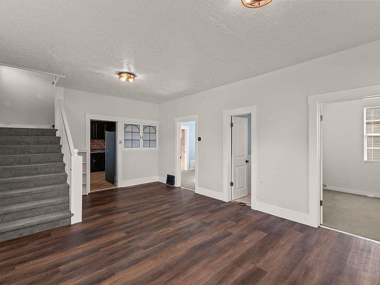 311 W D St photo 4