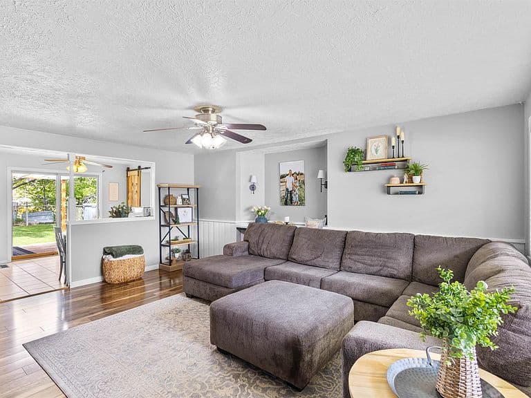 5761 Eve St photo 5