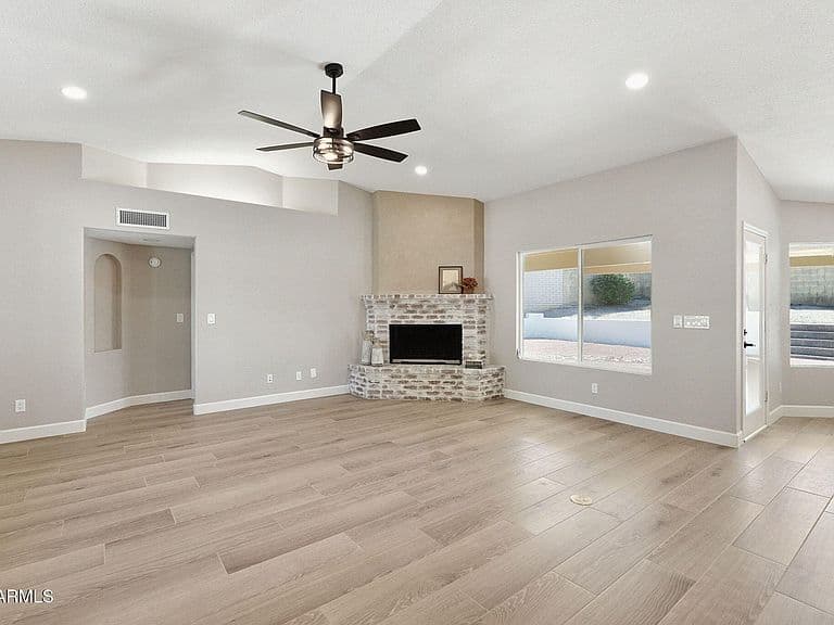 1007 E GRANDVIEW Road photo 5