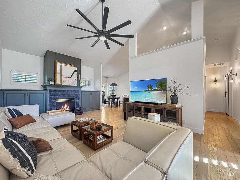 3917 N Waterloo Way photo 4