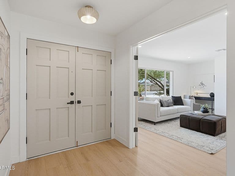 1318 E LA JOLLA Drive photo 4