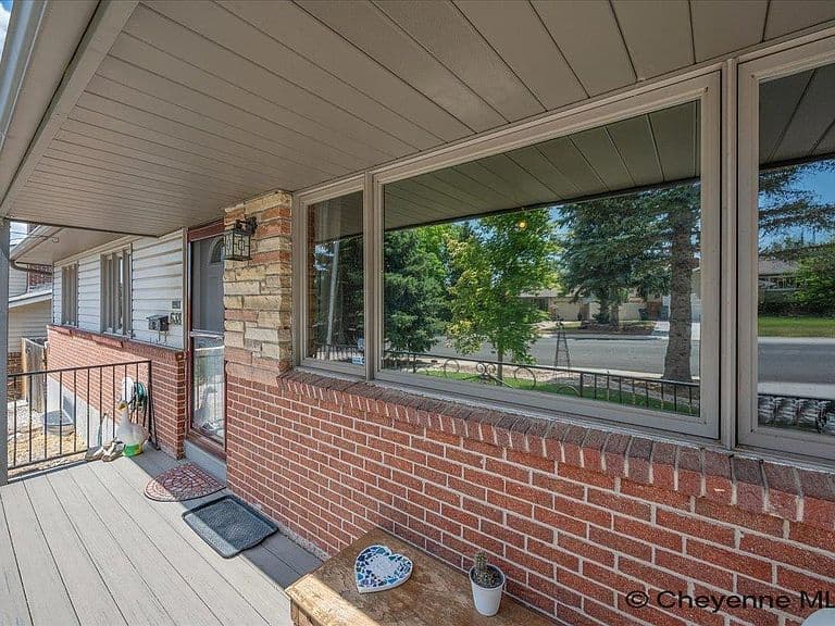 638 Hirst St photo 5
