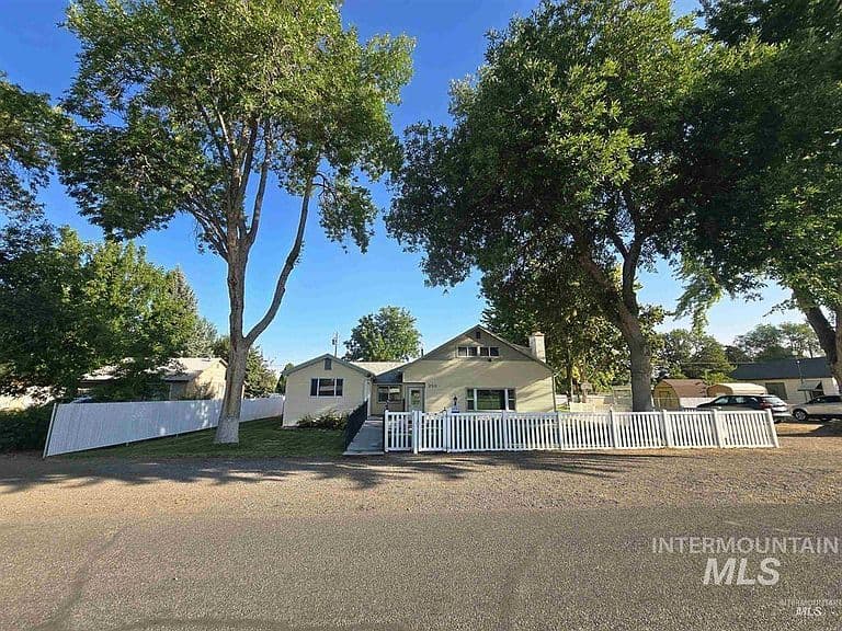 250 2nd Ave E photo 1