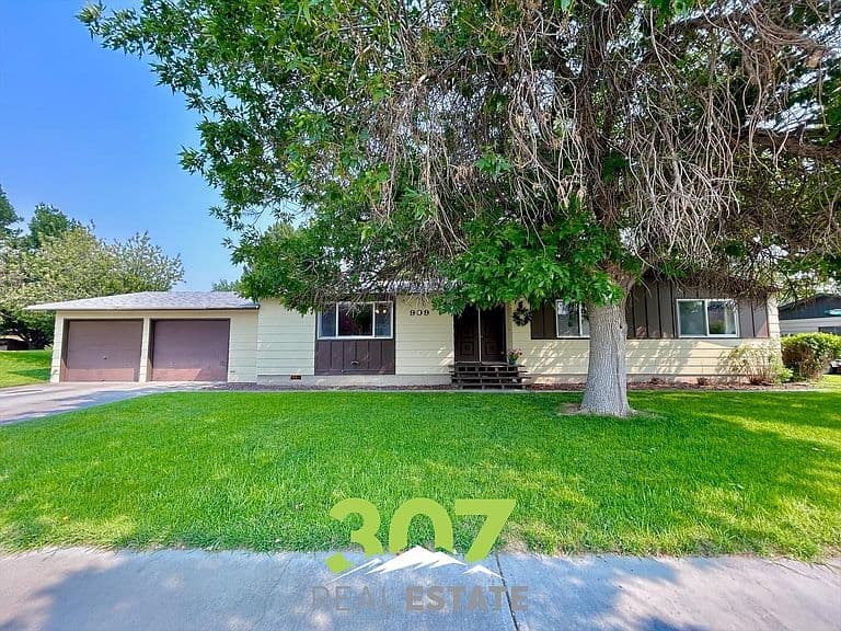 909 Avenue E photo 3